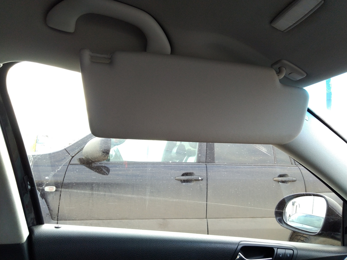 Солнцезащитный козырёк в боковом положении