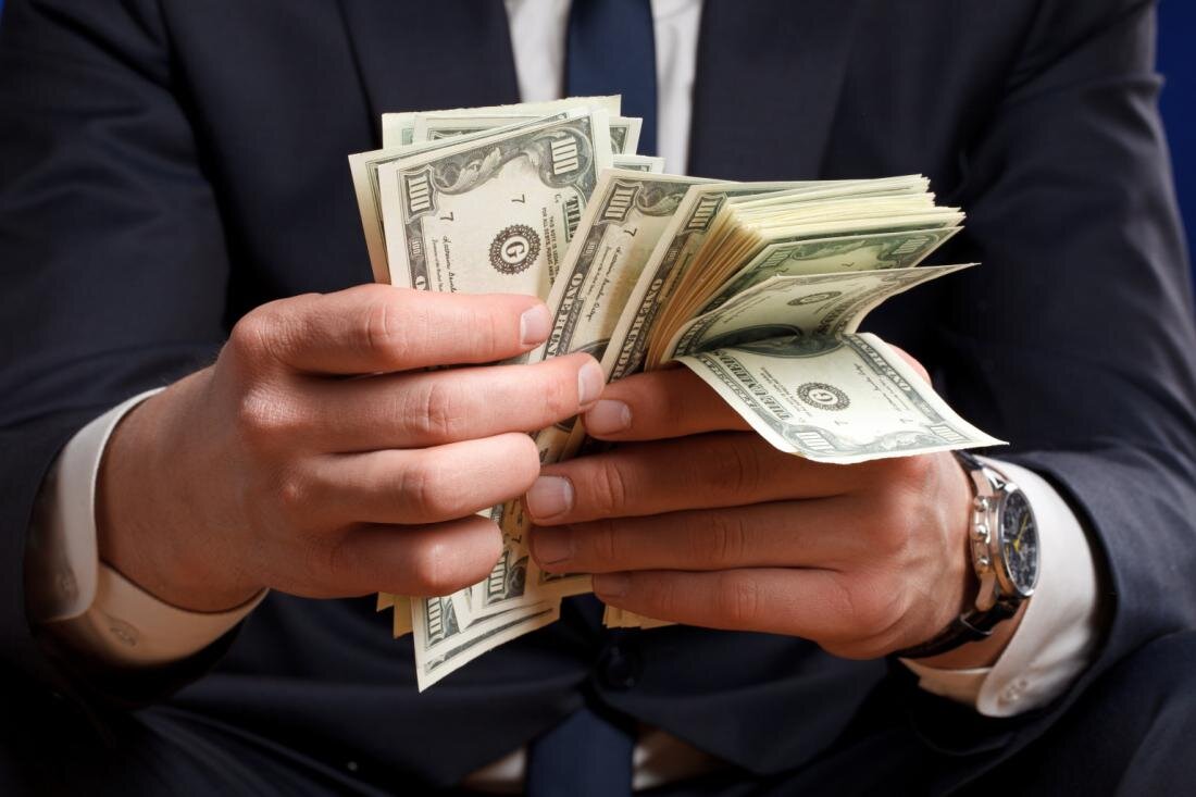 Богатство приносит не большое состояние, а скромные потребности. 