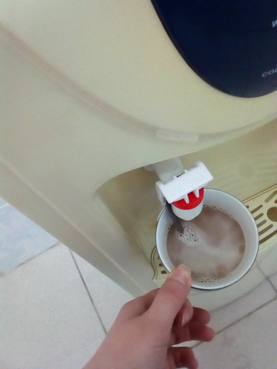 Кулер с кофе.