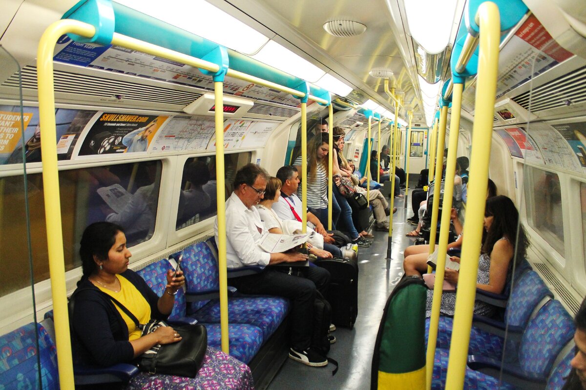 Здесь очень хорошо видно, насколько мало пространства в вагонах лондонского метро