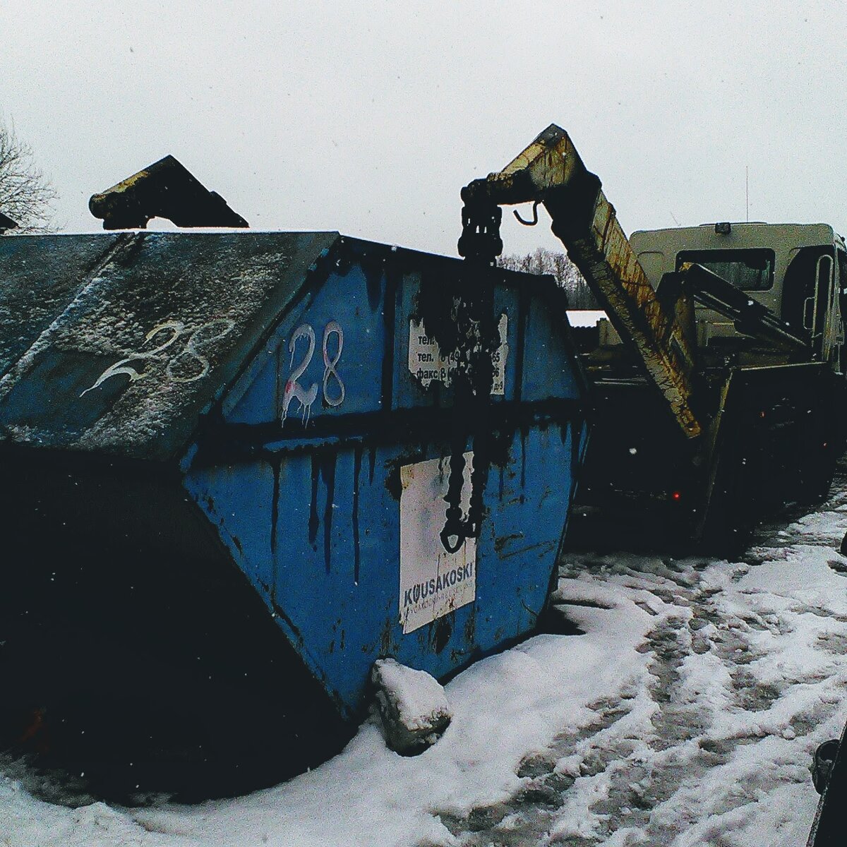 огромный контейнер с дверцами.