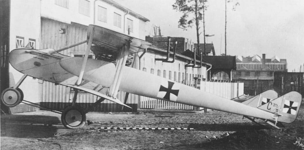 Самолет AGO C.I на заводском дворе. Серийный номер и опознавательные знаки уже нанесены. Фото из открытых источников.