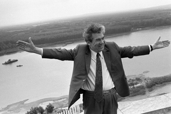 М. Карим на примере своей Старшей Матери передает простое человеческое чувство счастья. Много ли ей выпало счастья? Не стала мужу «половинкой», которая предназначена каждому своя. Отошла. Сама заслала сватов к другой, второй. И не соперницей ее держит. Детей как своих любит. Ее «доля» в них – доля мужа. Старшей Матери чуждо ханжество. Оберегает любовь Марагима и Ак-Йондоз. Маленькому герою врезаются в сознание слова Старшей Матери: «Каждый человек своей правдой живет. Но есть правда на всех единая, каждому на всю жизнь опора, от всех бед-напастей ограда. Эта правда – любовь».