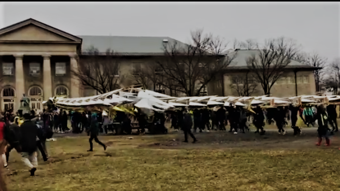 День дракона в 2019 г.  Дракон идет к вузу. Фотография-скрин с видео канала Cornell AA https://www.cornell.edu/video/dragon-day-2019