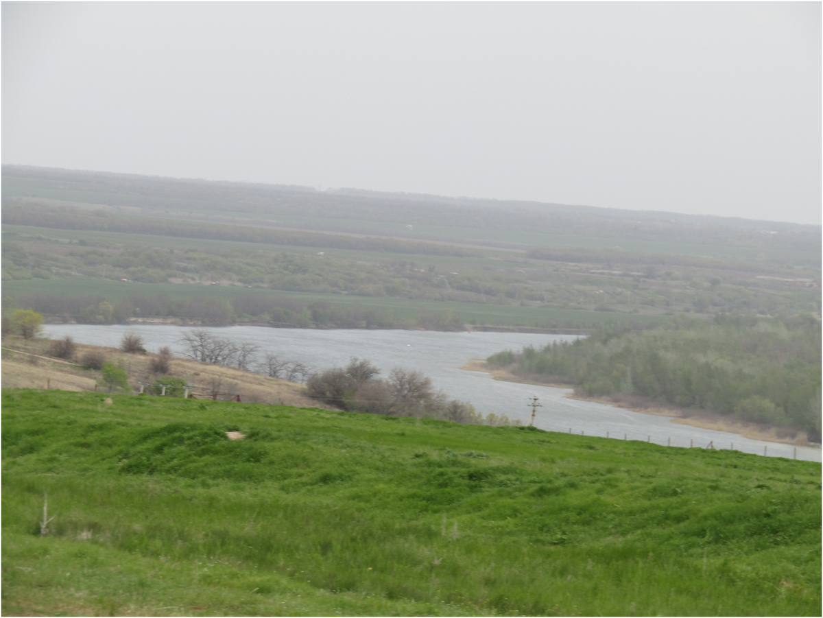 Вид с бугра на реку Дон, на берегу которой расположен хутор Старозолотовский
