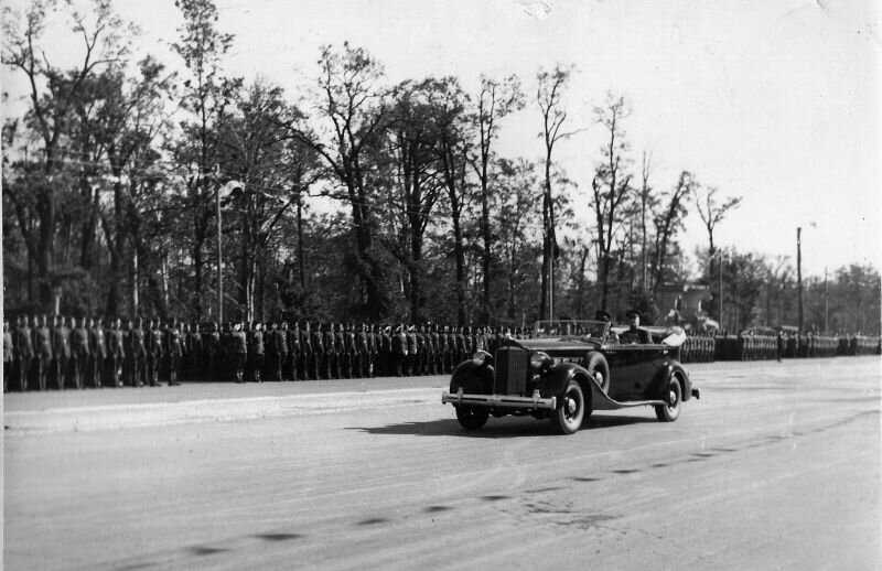 Парад Победы союзных войск 7 сентября 1945 года. Маршал Г.К. Жуков объезжает войска.