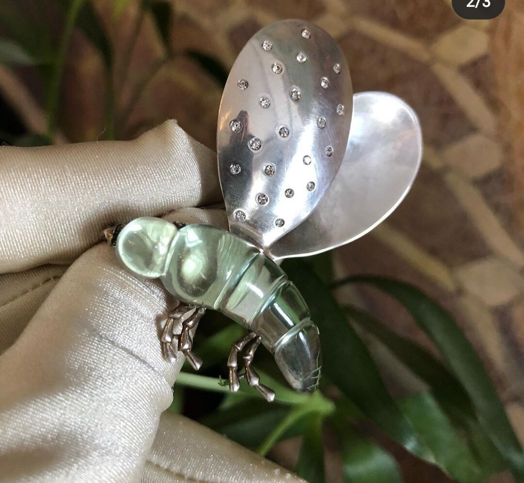 Брошь "Пчела". Тело пчелки сделано из люцита. 