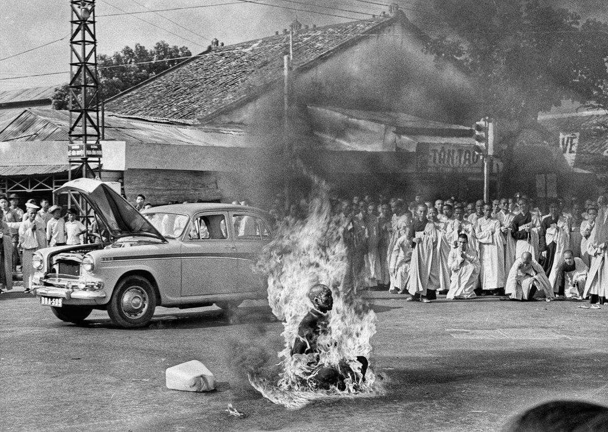 Тхить Куанг Дык на улице Сайгона в 1963 году 