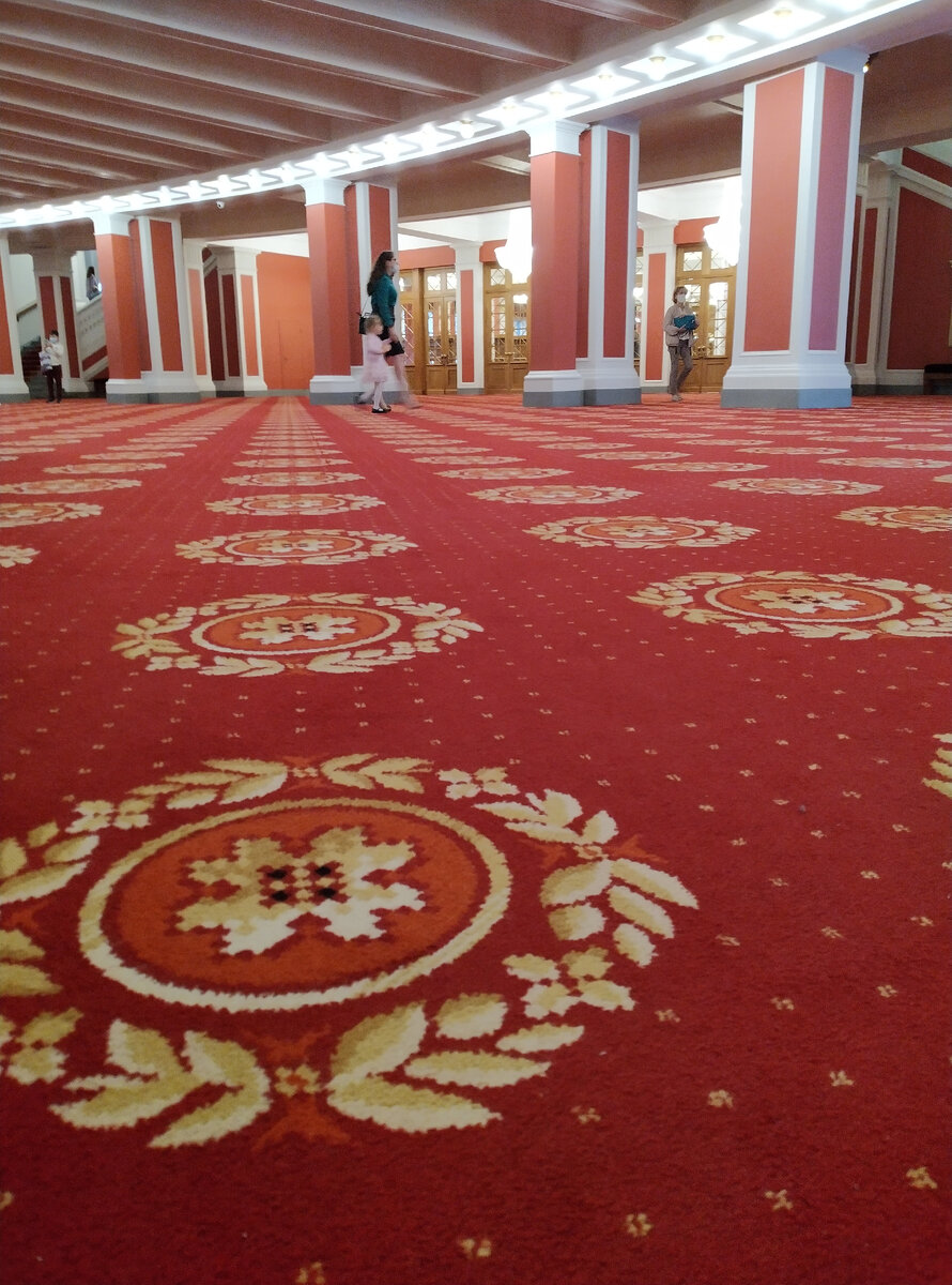 Красные, бархатовый ковёр