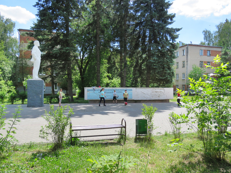 Поселок монино где находится. Монино городок. Монино памятник Ленину. Ленин в Монино. Монино фото поселка.