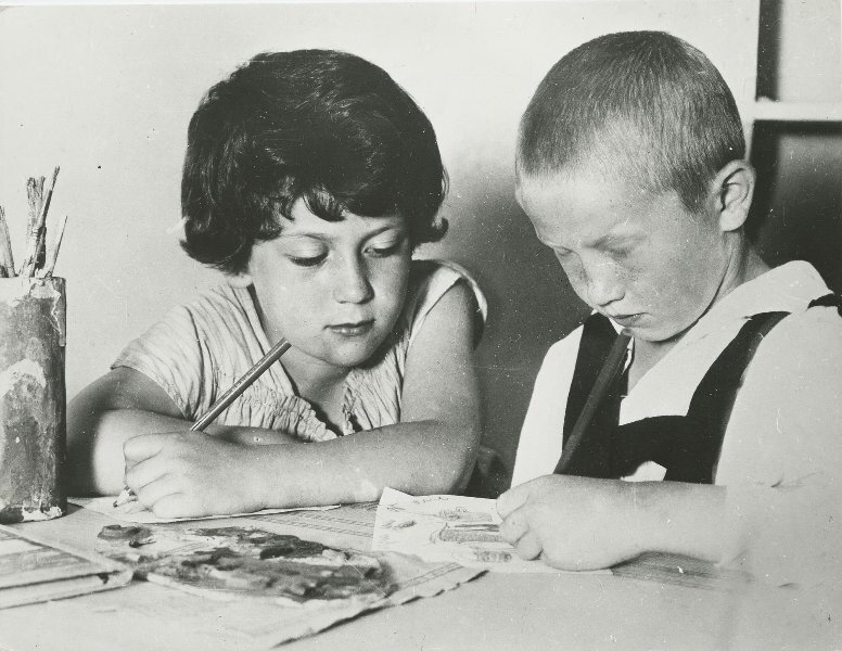 Фотоочерк «24 часа из жизни Филипповых». Макс Альперт, С. Тулес, Аркадий Шайхет, 1931 год, г. Москва, МАММ/МДФ.