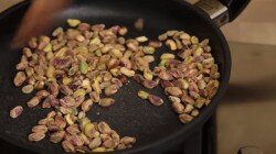 ШАГ 1:
Подсушить фисташки или другие орехи.