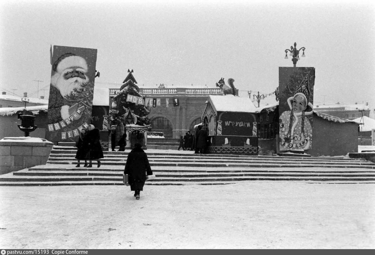 Ярмарка на Арбатской площади в 1959 году. На заднем плане фотографии можно увидеть фонтан и наземный вестибюль станции метро "Арбатская" Арбатско-Покровской линии. Фото с сайта www.pastvu.com.