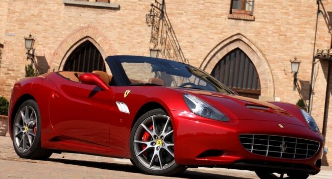 Ferrari продолжает сопротивляться большинству основных тенденций в автомобильной промышленности, следуя своим собственным путем.