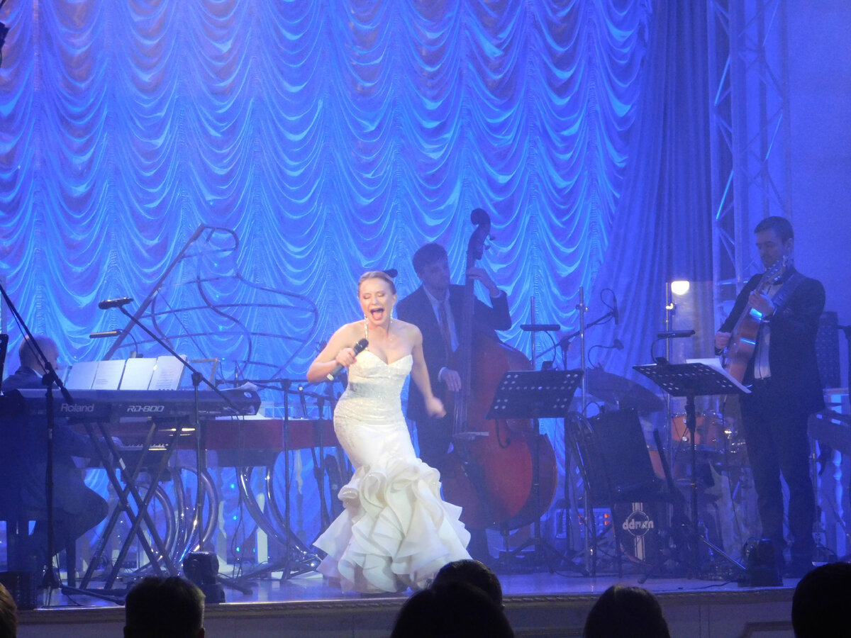 Концерты Лёня организовывает в государственных залах. Фото автора.