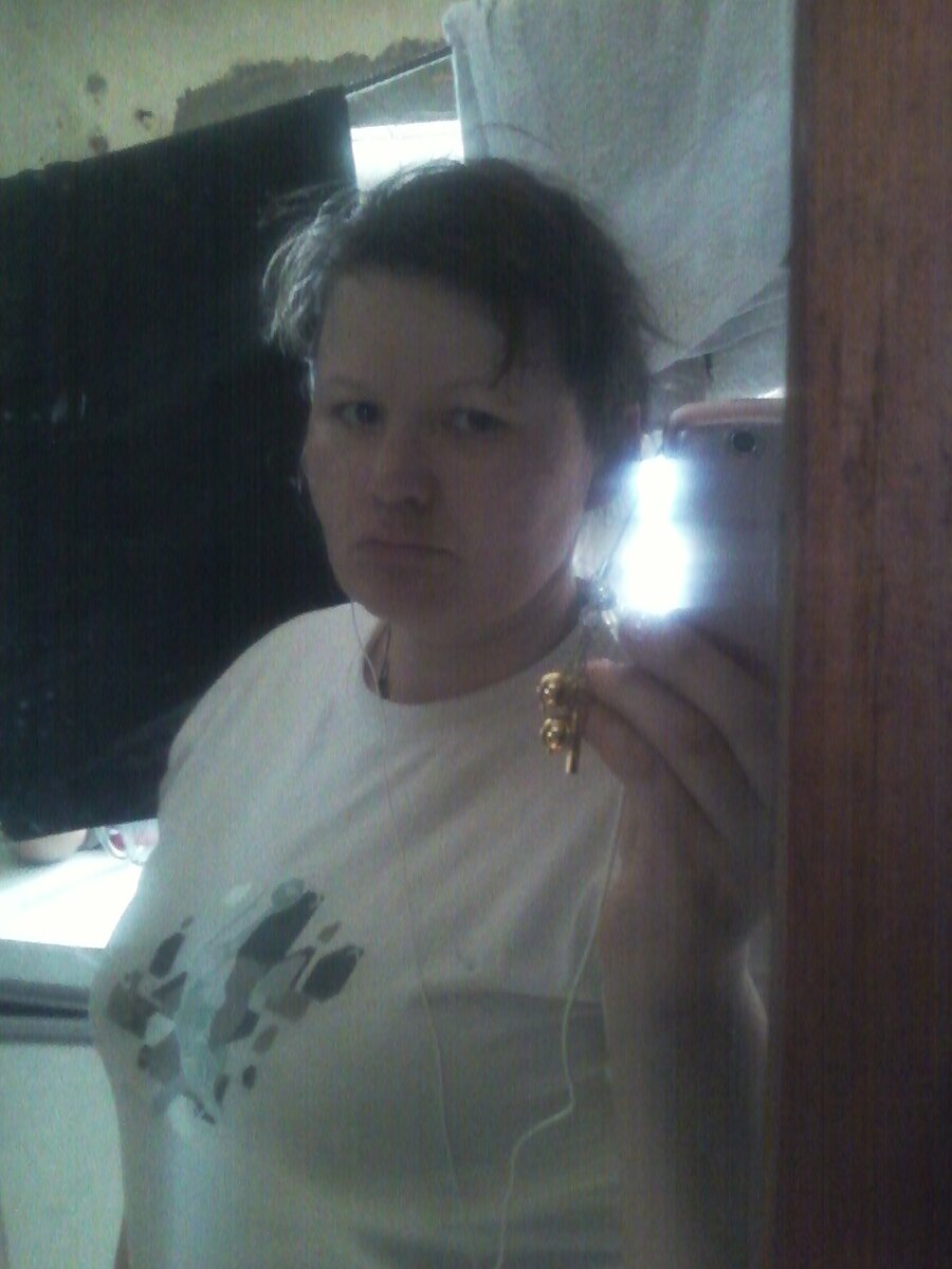 На этом фото у меня в руках брошь, найденная на одной из помоек. Для вас она не представляет ценности, а для меня это последняя вещь, подаренная Антоном.