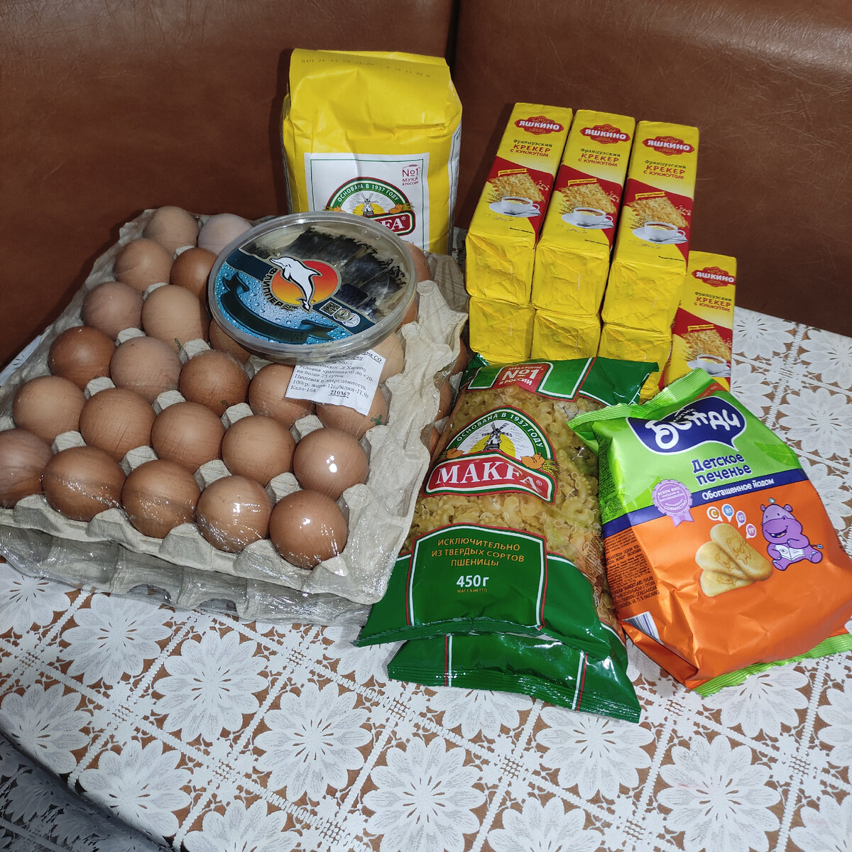 6 десятков яиц, печенье мужу не работу по хорошей цене, муку 2 кг, макароны, печенье детям и селедочки захотелось.