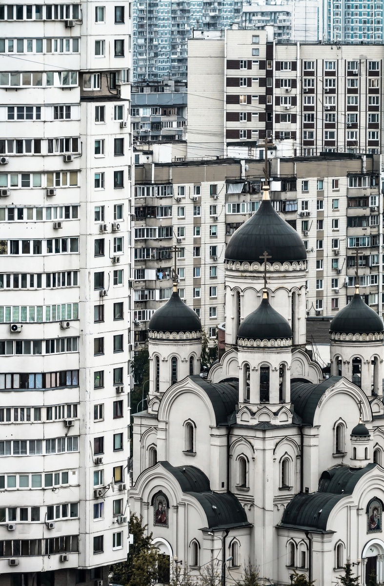 Фото давно скачано из интернета, источник потерялся. Мне очень нравится, что здесь храм и многоэтажки органично соединены 😊