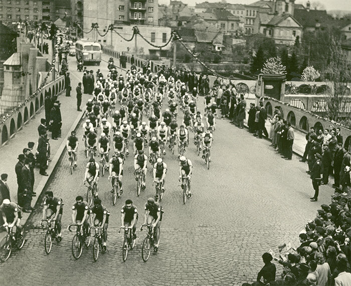  Спортсмены перед стартом одного из этапов Велогонки Мира 1956 года в ЧССР. Фото из коллекции Веломузея Андрея Мятиева.
