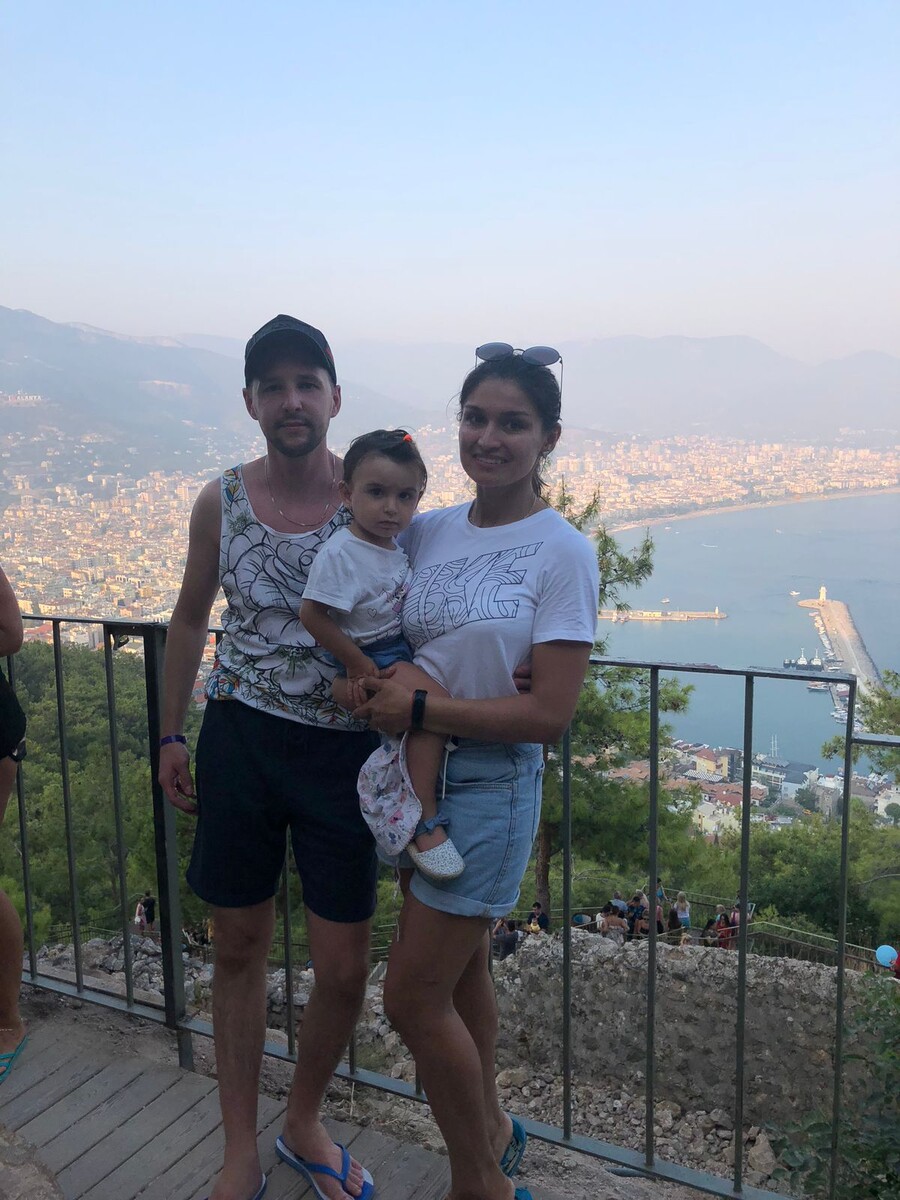 Мы с семьей на Турецкой крепости, позади нас районы, которые в наших мечтах😍#мечты #мечты сбываются 