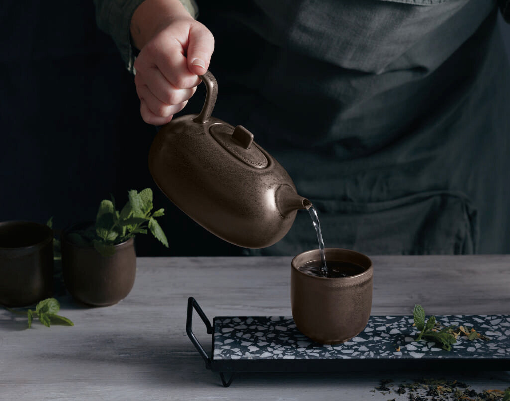 Керамический заварочный чайник из коллекции Cuba Marone бренда Asa Selection. Можно мыть в посудомоечной машине и использовать в СВЧ. В носике имеются отверстия для фильтрации чаинок. 