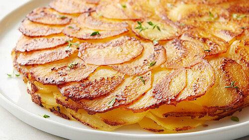 "Картофель Анна" - слоёный картофель, приготовленный в большом количестве топлёного сливочного масла. 