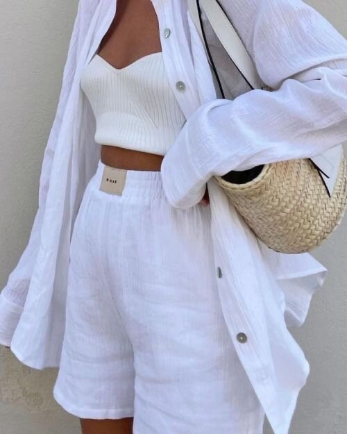 Рубашка + топ + шорты.