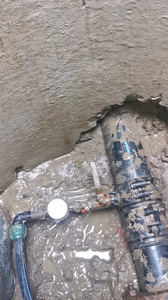 Кололдец, откуда к нам подключена вода, в очень плохом состоянии, течёт из большой задвижки вода и всегда сыро. 