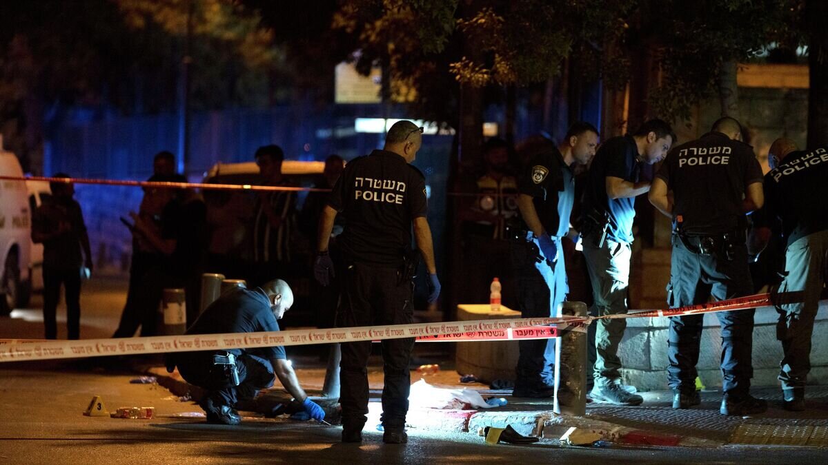    Сотрудники полиции Израиля месте обстрела автобуса в Иерусалиме© AP Photo / Maya Alleruzzo