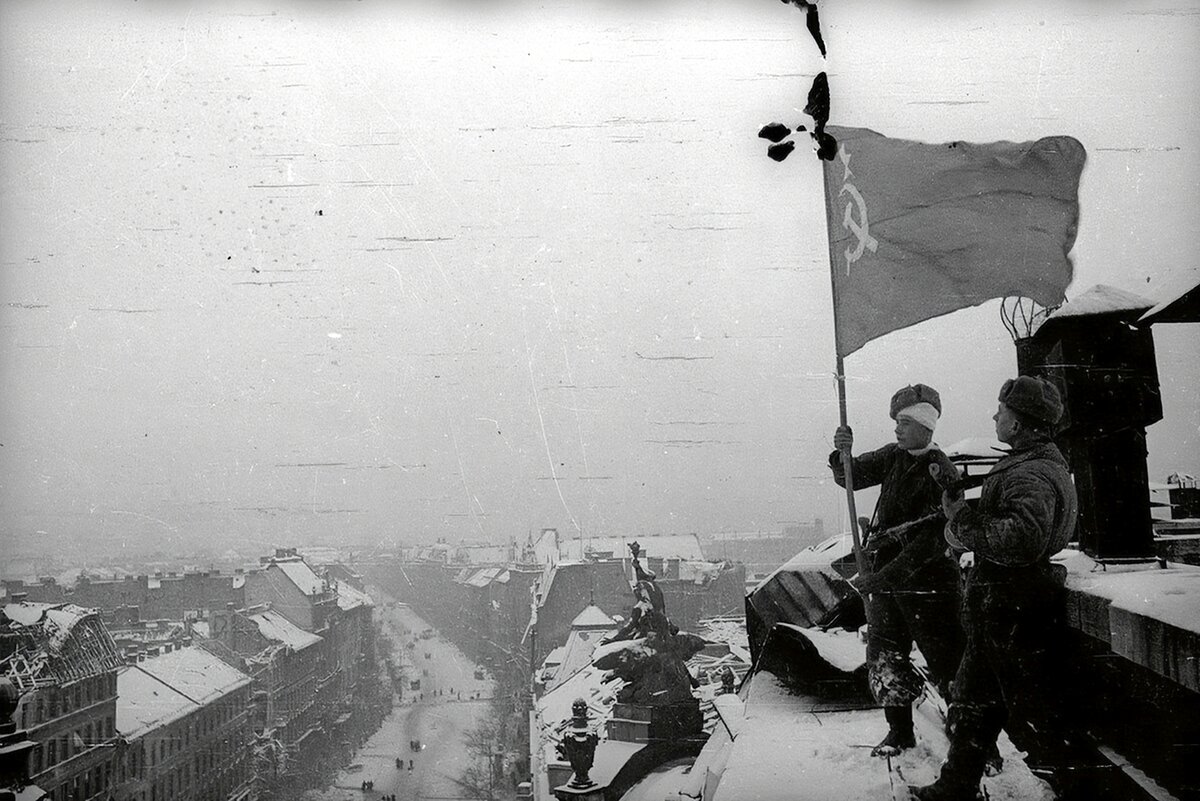 Советский флаг на рейхстаге фото