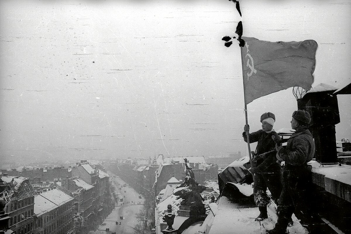 Фото советского солдата в берлине с флагом