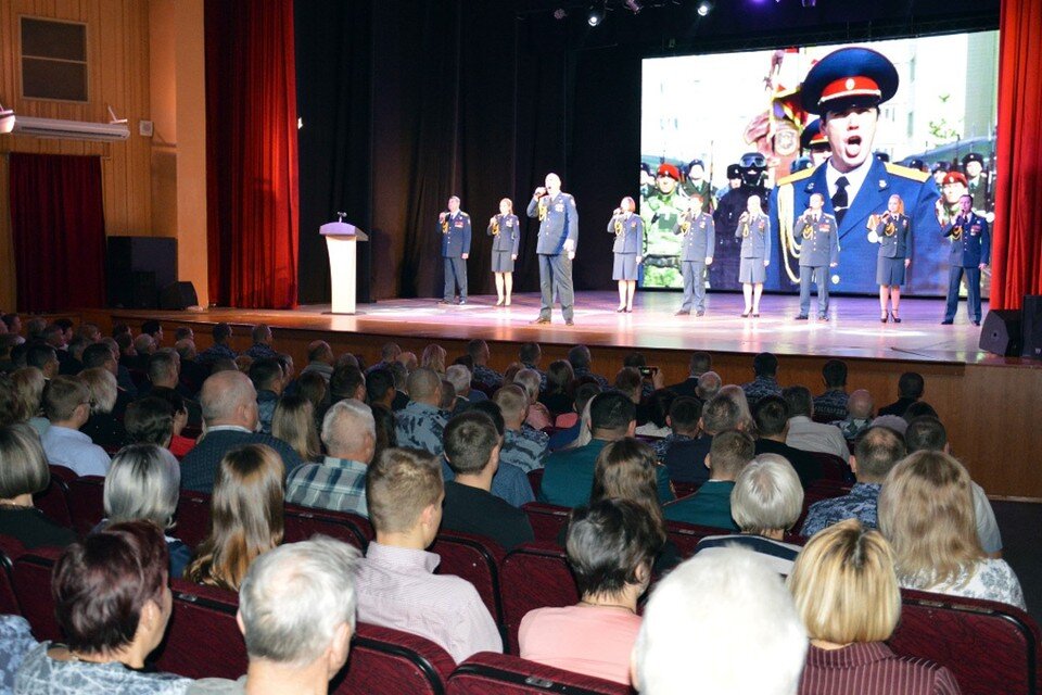     Праздничный концерт. Фото: пресс-службы управления Росгвардии по АК