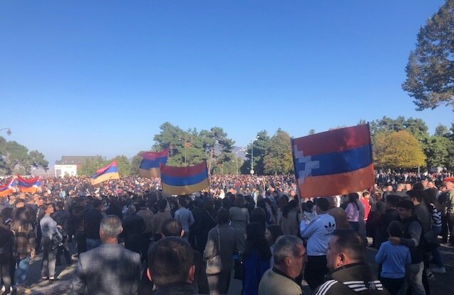 В Степанакерте прошёл многотысячный митинг в поддержку заявления Национального собрания Арцаха. Фоторепортаж