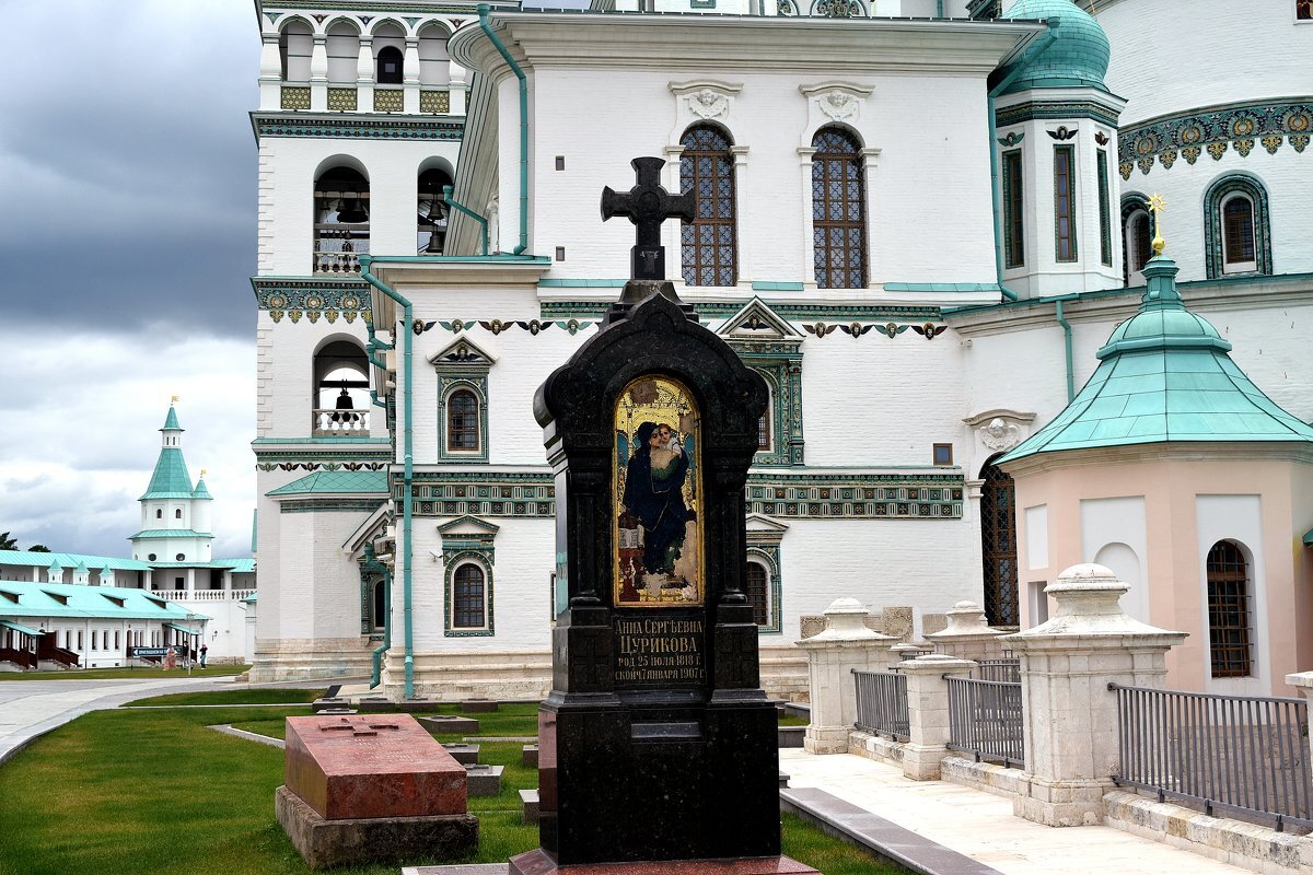Католические, православные и протестантские памятники: сходства и отличия