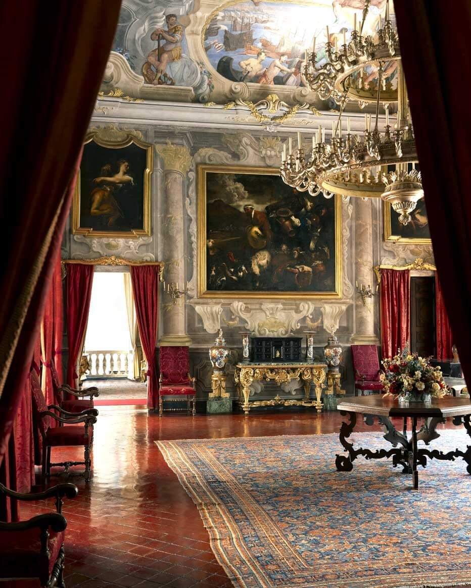 Знаете, что очень удивило и восхитило меня помимо всей окружающей роскоши? Это цветочные композиции на столах. Они выполнены в соответствии со вкусами и  модой 18 века