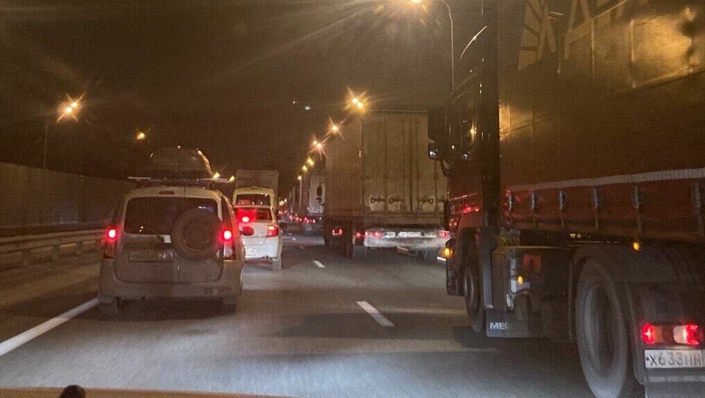     В Татарстане автомобилисты встали в пробку на автодороге М-7 «Волга». Об этом сообщил корреспондент Inkazan с места события.