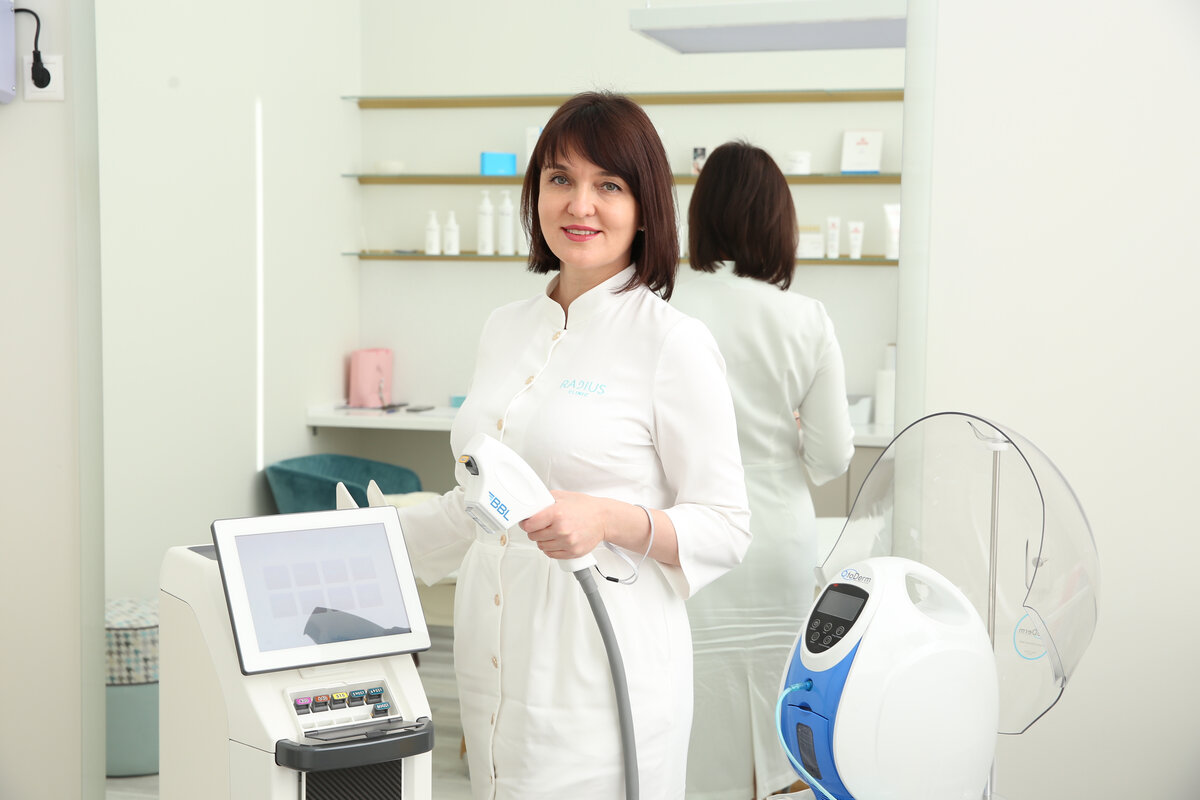 Ткачева Ирина, дипломированный, сертифицированный специалист в области комплексной anti-age терапии, лазерных, радиочастотных, ультразвуковых, микротоковых, крио, а также мезотерапевтических методик омоложения кожи.  Подтяжка кожи. Автор методик «Школы эстетики лица» («School of facial esthetics») Ирины Ткачевой.  Постоянный участник российских и международных конференций, симпозиумов по эстетической медицине. Финалист IX Открытого чемпионата России по косметологии.