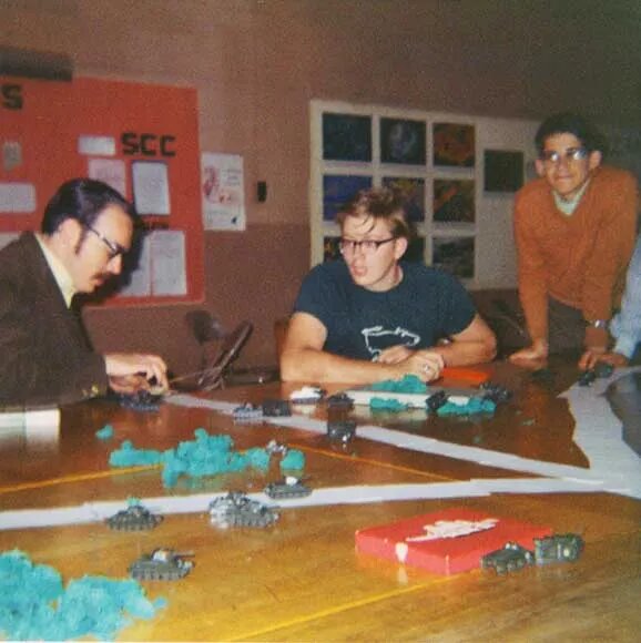 "Гайгэкс (слева) на GenCon в 1970 году. GenCon - основанная Гайгэксом ежегодная конвенция для любителей варгеймов. Источник: wired" 