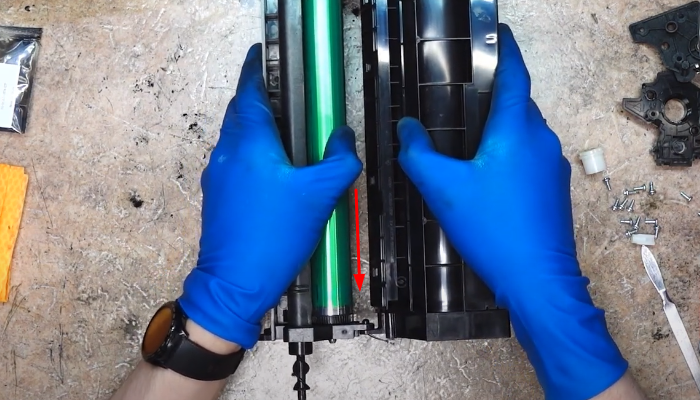 Фото 49. Смазываем кромку ракеля тальком и устанавливаем на место старого