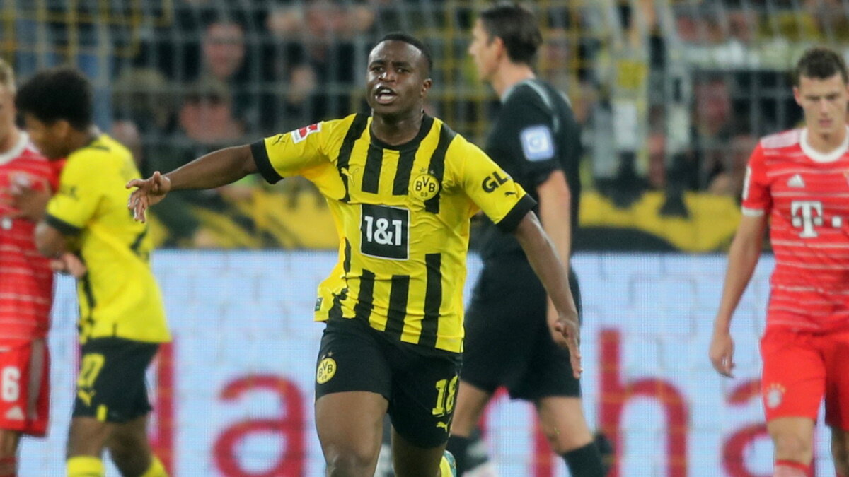    Юсуфа Мукоко празднует свой забитый гол в матче "Боруссия" - "Бавария". Фото: REUTERS