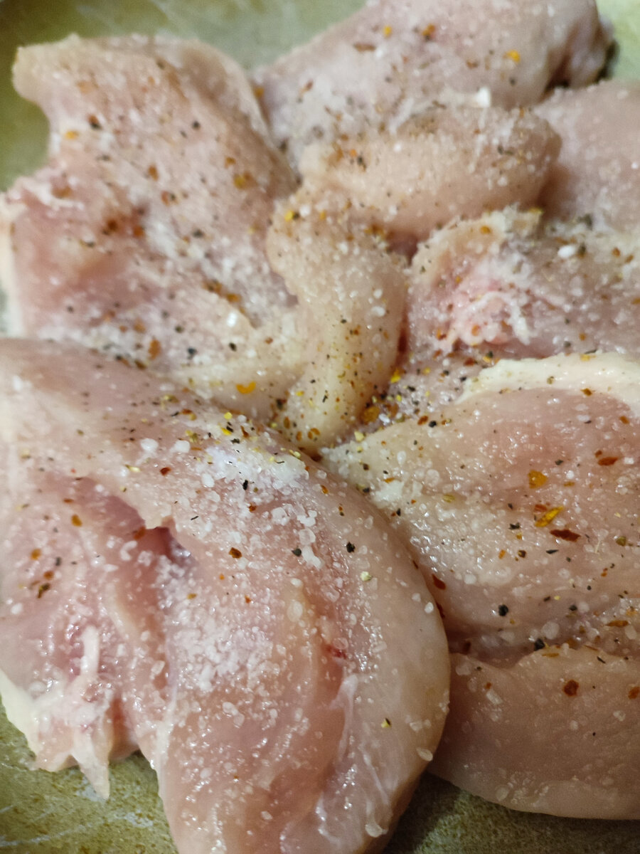 Куриное филе помыла, поперчила, посолила 