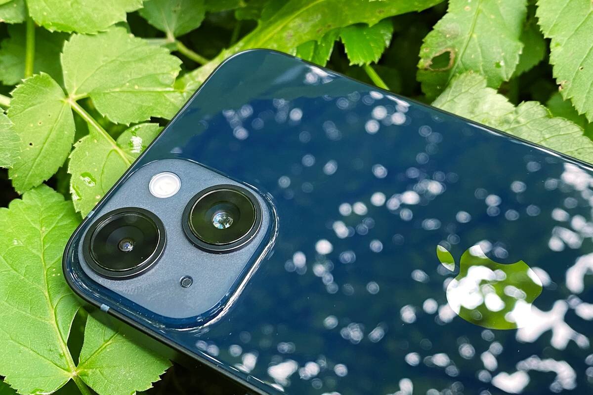 Цвет Midnight на самом деле темно-синий, но почти всегда выглядит насыщенно-черным