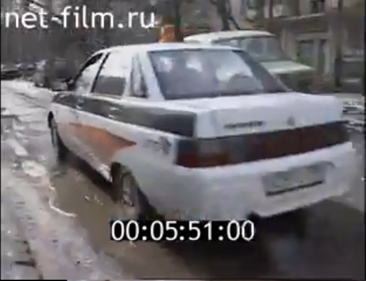 У машины был оранжевый маяк старого образца, очень похожий на "стакан" от "Агата". 