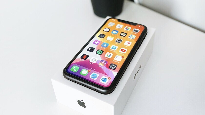    Старенький iPhone XR лидер среди «б/у-шек». Фото: Unsplash