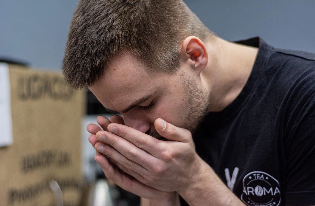 Андрей, специалист по качеству чая AROMA TEA COFFEE, часто создаёт авторские напитки. На фото он "слушает" новый чай.
