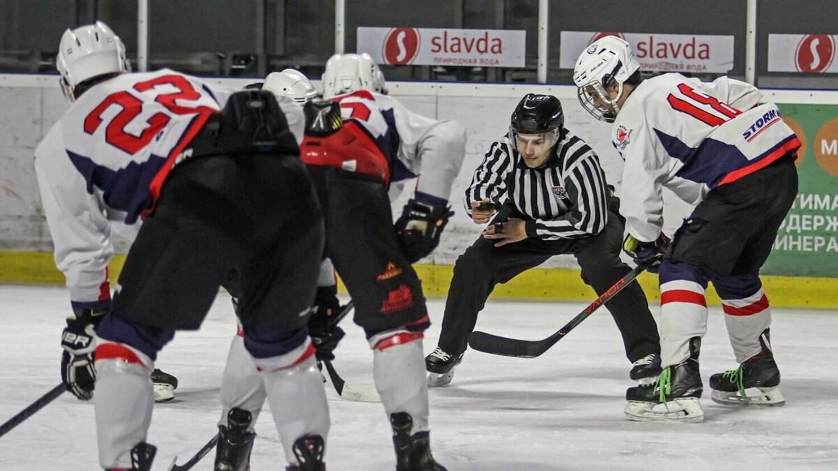     В администрации Владивостока сообщили, что владивостокский турнир по хоккею среди профессиональных команд стартовал 17 ноября. За кубок мэра готовы побороться сильные игроки — первый этап соревнования уже состоялся.