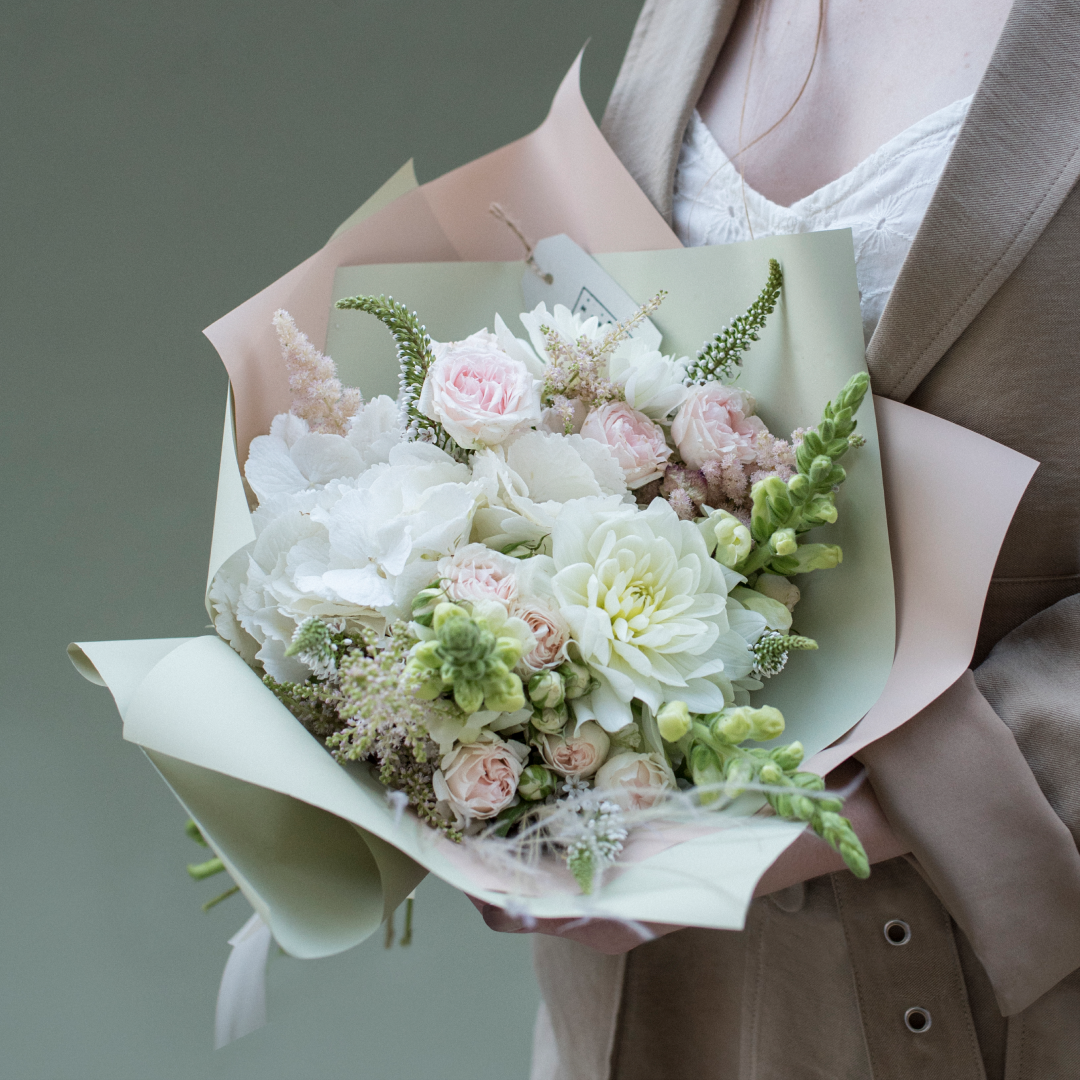 Букеты тверь. Букет "девичья любовь". Розы купить в твери. Букет из гвоздик и альстромерий. Корзина цветов.