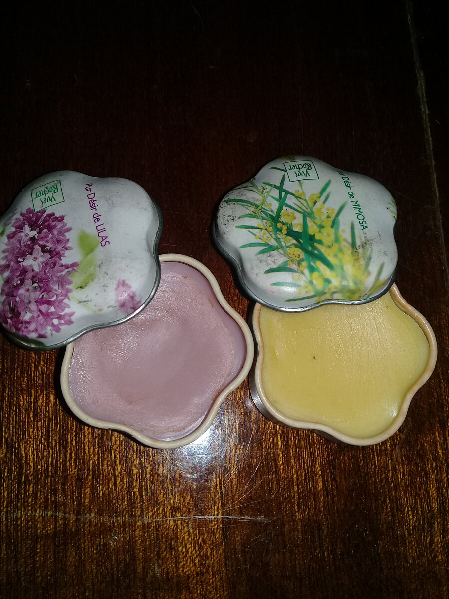 Твердые духи удобно хранить в плотно закрывающейся небольшой емкости