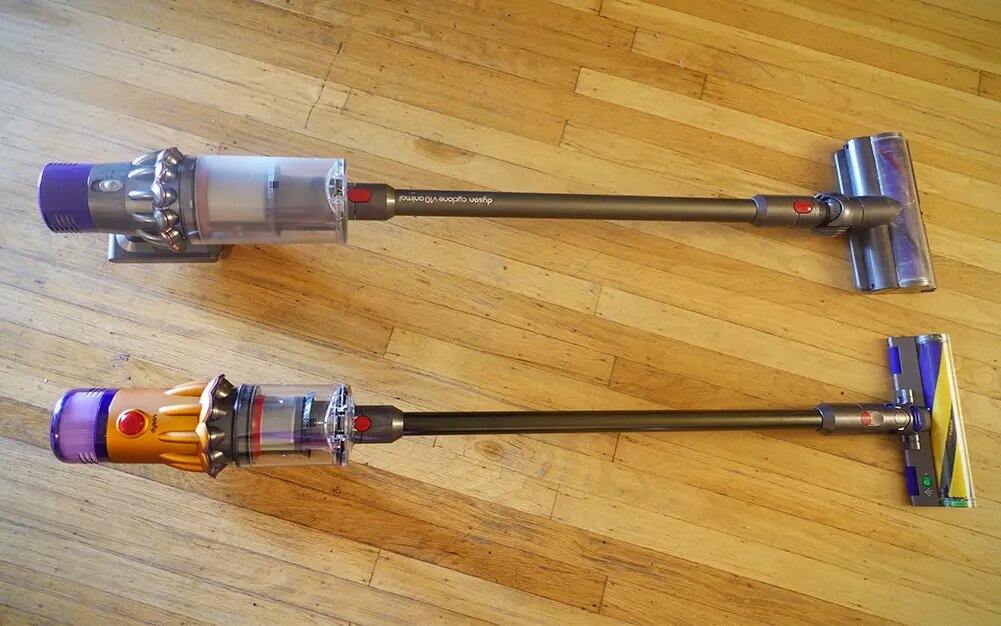 Dyson V10 (вверху) лежит бок о бок с V12 Detect Slim. (Для сравнения)
