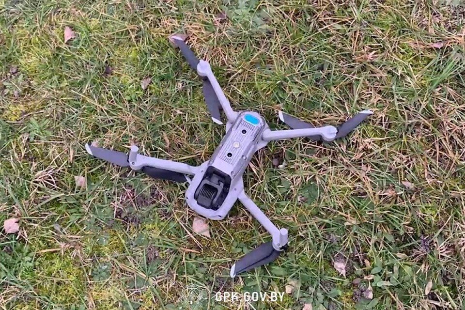     Белорусские военные и пограничники принудительно посадили дрон-разведчик, выпущенный с территории Украины. Фото: стоп-кадр | видео ГПК